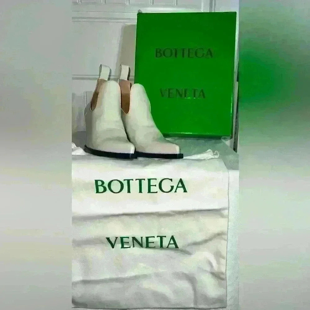 NWT BOTTEGA VENETA Short Boots Wedge Heels White Leather, Size 40.5